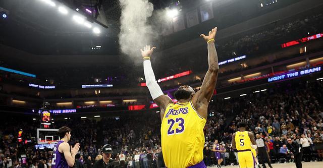 雷迪克：国王本和我们一样投篮差 今晚投得太准